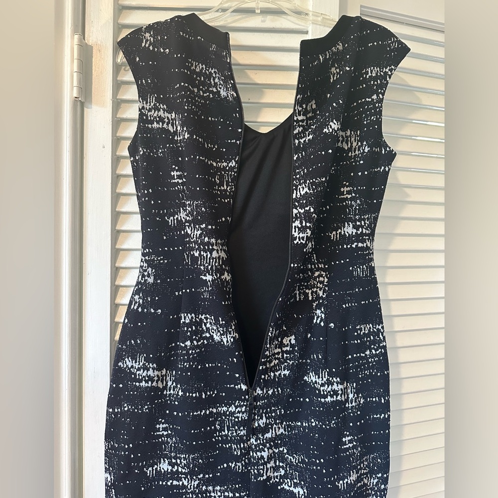 Kay Unger Black and White Textured Sheath Dress - Picture 5 of 7